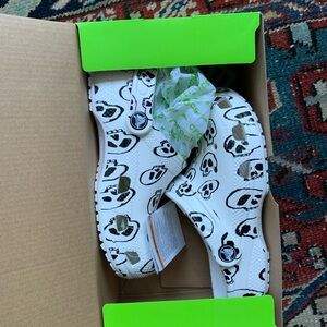 NIB Classic Skull Print Clog Size J2